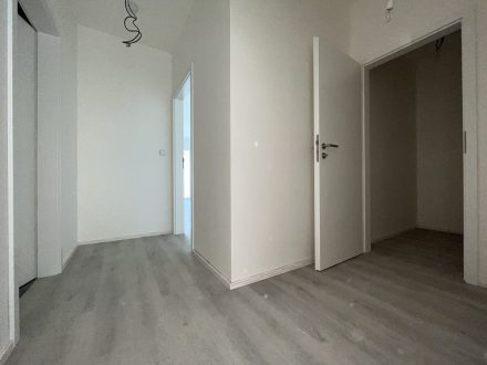 Položené podlahy a usazené dveře